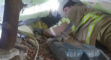 Enkaz altında hafızalara kazınan anlar: "Çay içelim" teklifi ve küçük Zehra'nın kurtuluşu