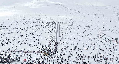 Erciyes'te hafta sonu pistler kayakçılarla doldu