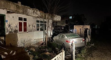 Ergene'de otomobil evin bahçesine daldı