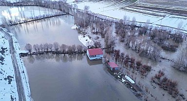 Eriyen kar suları taşkınlara sebep oldu, evler ve yollar sular altına kaldı
