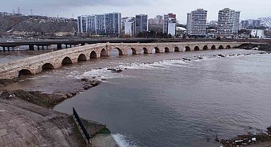 Eriyen kar suları, Türkiye'nin en uzun ırmağı olan Kızılırmak'ı coşturdu
