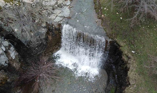 Eriyen kar suları yazın kuruyan şelaleyi yeniden coşturdu