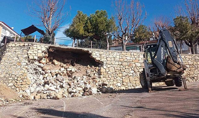 Ermenek'te seyir terasının istinat duvarı yıkıldı
