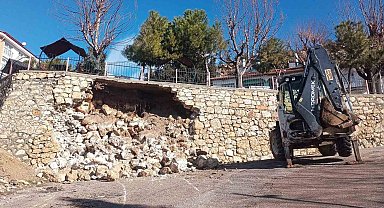 Ermenek'te seyir terasının istinat duvarı yıkıldı