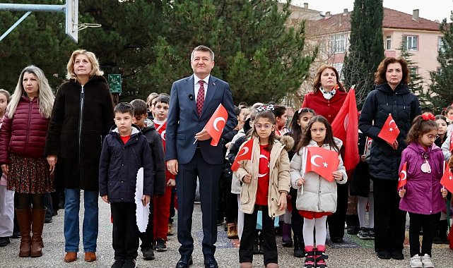 Ertuğrulgazi İlkokulu'nda ikinci dönemin ilk dersi bayrak temasıyla yapıldı