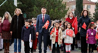 Ertuğrulgazi İlkokulu'nda ikinci dönemin ilk dersi bayrak temasıyla yapıldı