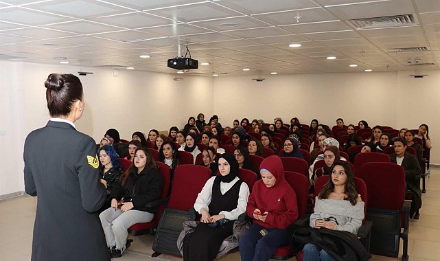 Erzincan'da kadın öğrencilere KADES bilgilendirmesi