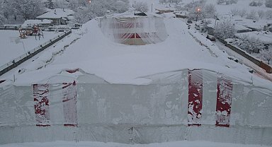 Erzincan'da kardan halı sahanın brandası çöktü