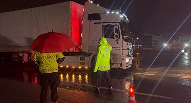 Erzincan'da sağanak, kar ve sis ulaşımı durdurdu