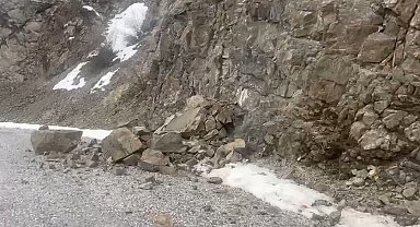 Erzincan'daki 4,9'luk depremin merkez üssünden yeni görüntüler: Kaya parçaları yola böyle düştü