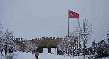 Erzurum yine beyaza büründü: 775 köy yolu ulaşıma kapandı