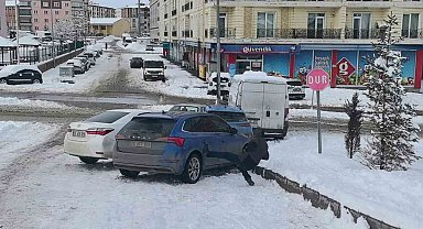 Erzurum'da 5 araçlı zincirleme kaza: Aracının başındaki sürücü de dengesini kaybederek yere düştü