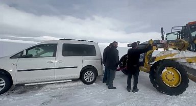 Erzurum'da kara saplanan otomobil 3 saat mahsur kaldı