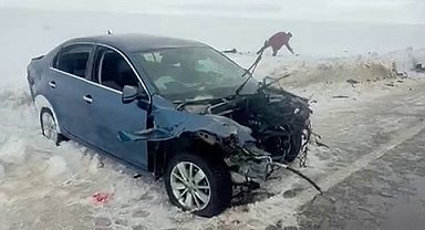 Erzurum'da otomobille tırın çarpıştığı kazada sürücüler yaralandı