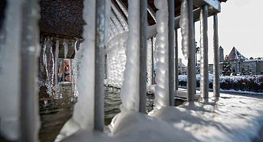 Erzurum'da soğuklar etkili oluyor; Çeşme ve şadırvanlar dondu