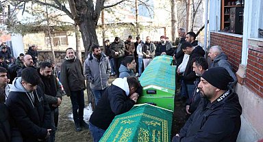 Erzurum'da trafik kazasında vefat eden iki kardeş ve bir arkadaşa hüzünlü veda