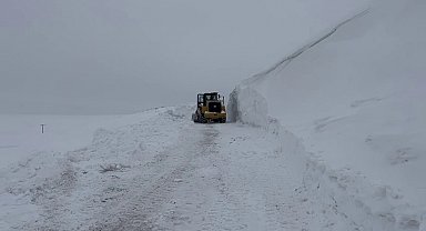 Erzurum'un Tekman ilçesinde kar kalınlığı 5 metreyi buldu