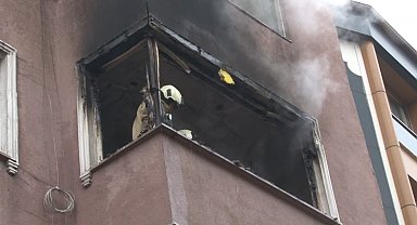 Esenler'de 4 katlı binada yangın paniği: Küle dönenen daire kullanılamaz hale geldi