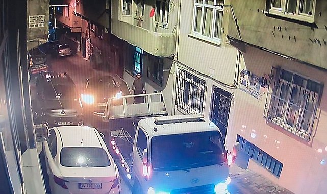 Esenler'de otomobil yüklü çekici 13 araca çarptı, 1 kişinin yaralandığı kaza kamerada