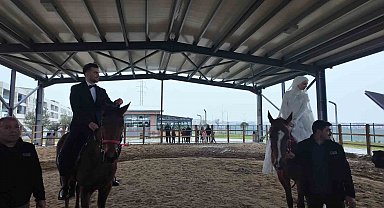 Esenyurt'ta sıra dışı nikahta gelin ve damat at üstünde dünya evine girdi