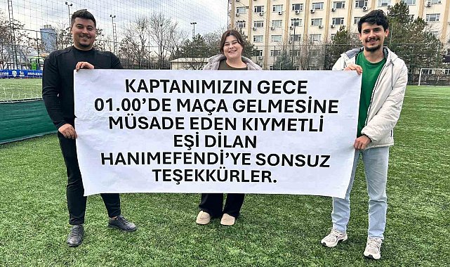 Eşine halı saha izni veren kadına pankartlı teşekkür