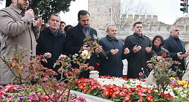 Eski Başbakan Necmettin Erbakan'ı kabri başında anıldı