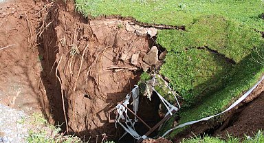 Eski su kuyusunun olduğu yol çöktü obruk oluştu