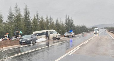 Eskişehir- Afyonkarahisar yolunda kontrolden çıkan minibüs şarampole savruldu