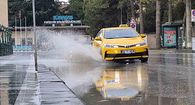 Eskişehir güne yağmurla başladı