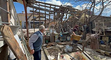 Eskişehir'de ilginç kaza; belediye ekipleri yaşlı çiftin evini adeta başına yıktı