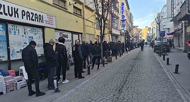 Eskişehir'de ilk iftar öncesi metrelerce "pide" kuyruğu