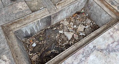 Eskişehir'de tarihi çeşmeye "Çöp" darbesi: Muhtar çareyi yazı asmakta buldu