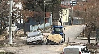 Eskişehir'de yol çöktü: 2 araça battı