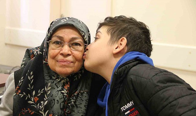 Evden uzak 2 yıllık lösemi tedavisinde torununun yanından ayrılmayan anneanne mutlu sona ulaştı