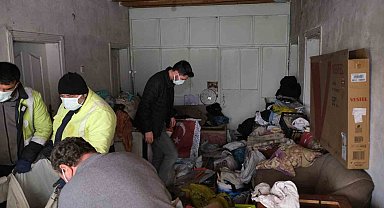 Evinden 10 ton çöp çıktı