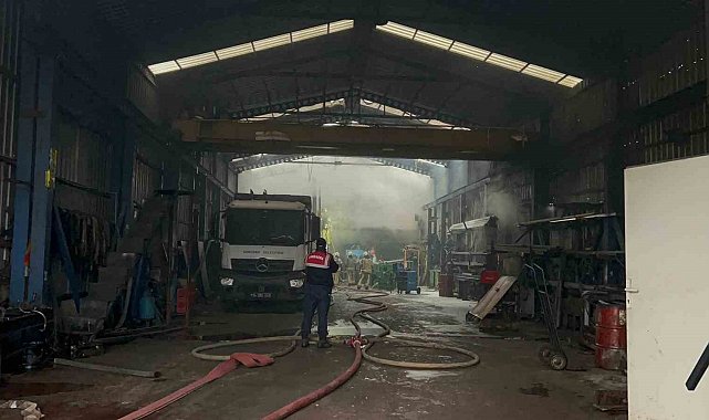 Eyüpsultan'da bulunan bir işyerinde henüz bilinmeyen bir nedenle yangın çıktı. Alevler iki iş yerine daha sıçradı. Olay yerine çok sayıda itfaiye ekibi sevk edildi.