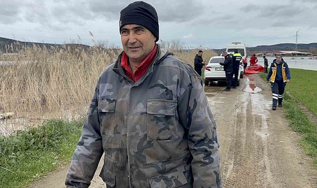 Ezine'de Menderes Çayı taştı, kışlada hayvanlarıyla mahsur kalan adam kurtarıldı