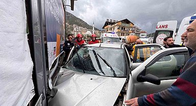 Fethiye'de duvara çarpan otomobildeki 1 kişi hayatını kaybetti, 2 kişi yaralandı