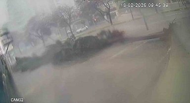 Fırtına dev ağaçları kökünden söktü, o anlar kameraya yansıdı