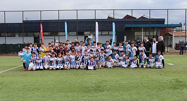 Futbolda şampiyon Bilgi ortaokulu oldu