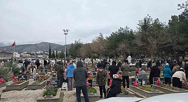 Gaziantep protokolünden İslahiye'de deprem şehitliğine ziyaret