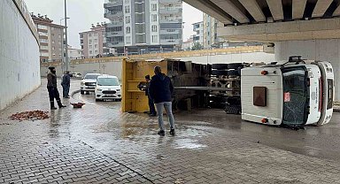 Gaziantep'te damperi köprüye çarpan kamyon yan yattı