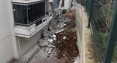 Gaziantep'te facianın eşiğinden dönüldü: Sitenin istinat duvarı araçların üzerine çöktü