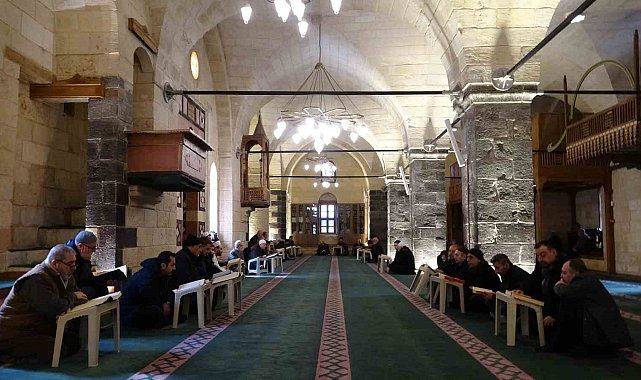 Gaziantep'te mukabele geleneği tarihi camilerde sürdürülüyor