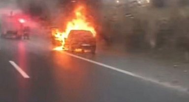 Gaziantep'te seyir halindeki araç alev alev yandı