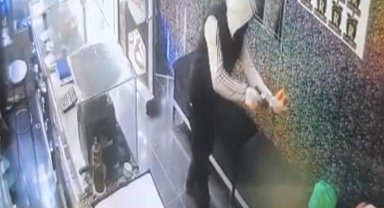 Gaziantep'te silahlı, maskeli ve biber gazlı kuyumcu soygunu kamerada