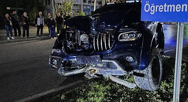 Gazipaşa'da kamyonet refüje çıktı: 2 yaralı