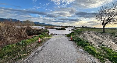 Gediz taştı, köprü sular altında kaldı