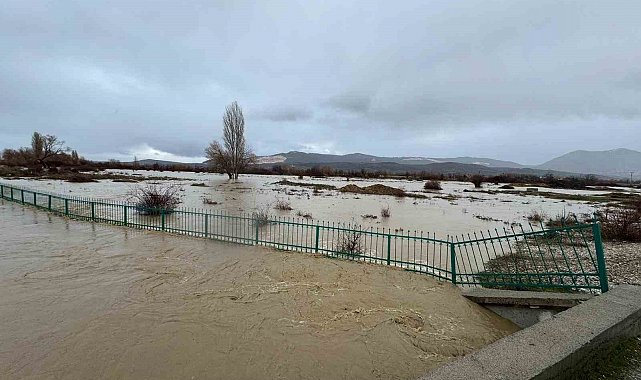 Gembos kanalı taştı, ekili alanlar suyla kaplandı