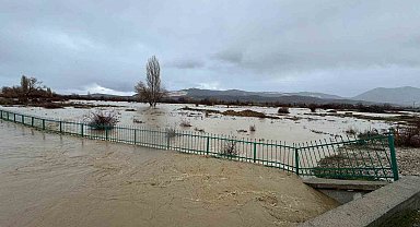 Gembos kanalı taştı, ekili alanlar suyla kaplandı